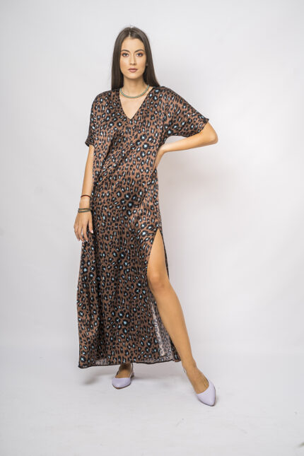 Devojka nosi dugu svilenu haljinu kratkih rukava od leopard printa.