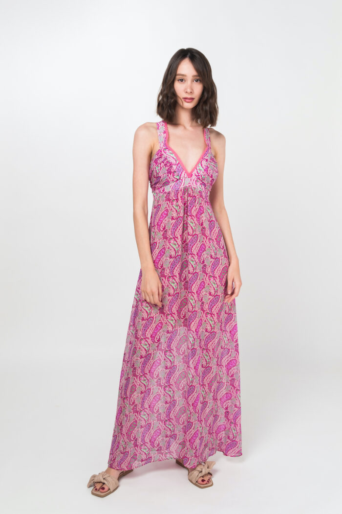 Brineta kratke kose nosi dugu letnju VERONIKA haljinu od svile u roze dezenu.