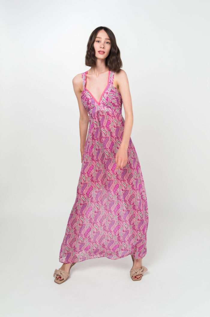 Brineta kratke kose nosi dugu letnju VERONIKA haljinu od svile u roze dezenu.