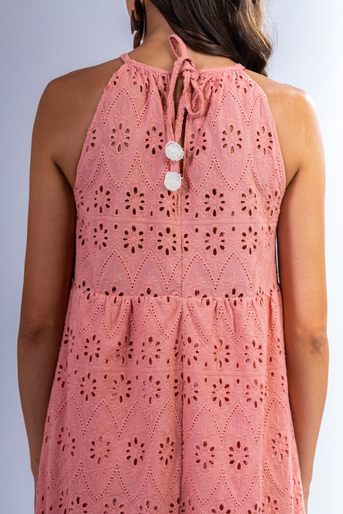 NALA haljina za leto midi dužine. Napravljena je od rupičastog batik pamuka u svetlo roze boji.