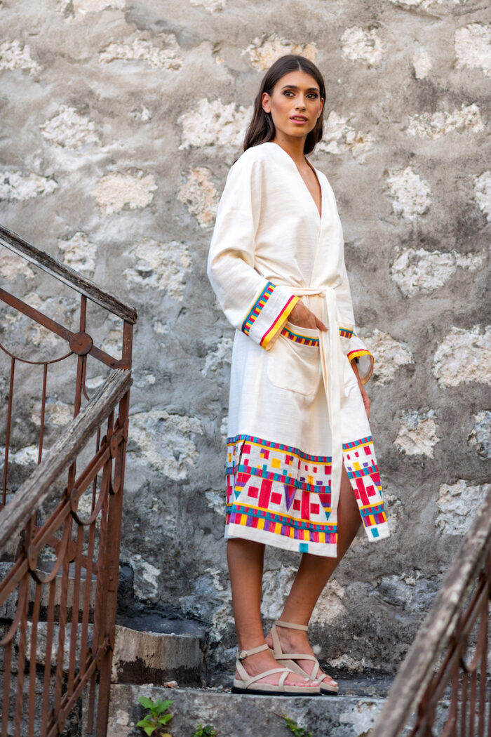 Devojka nosi beli NOA kardigan od šantung svile sa šarenim dezenom od lana.