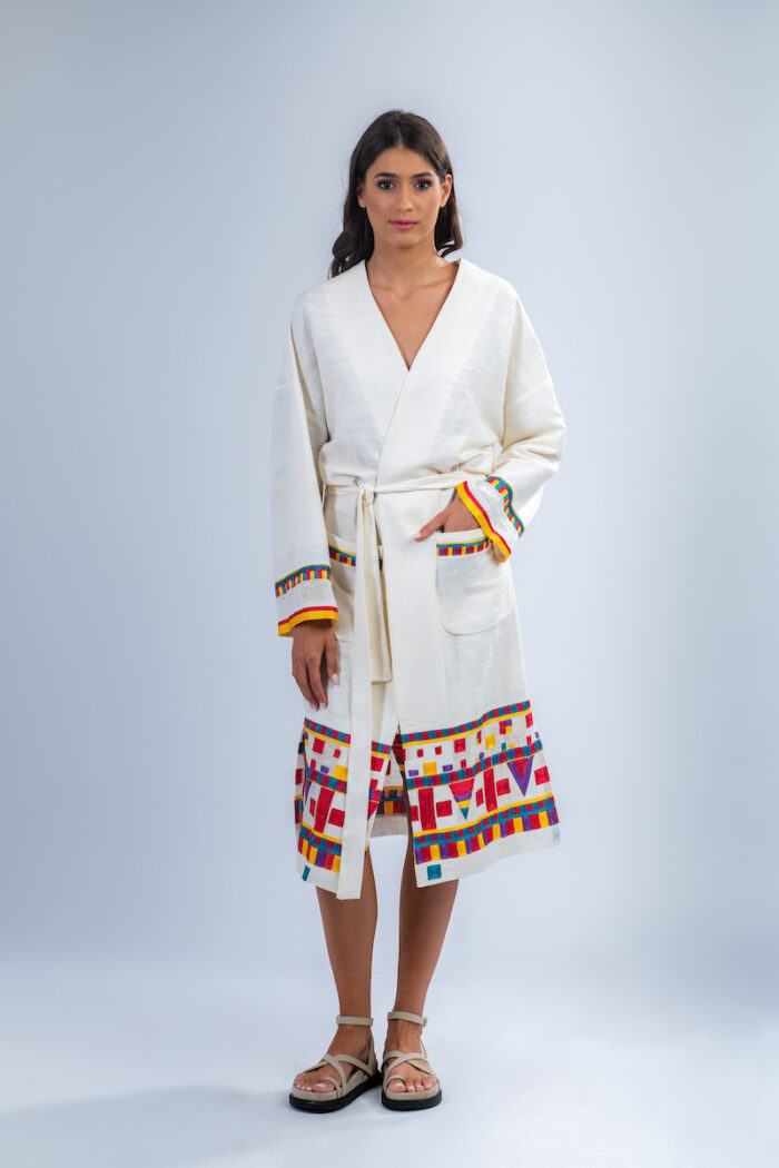 Devojka nosi beli NOA kardigan od šantung svile sa šarenim dezenom od lana.