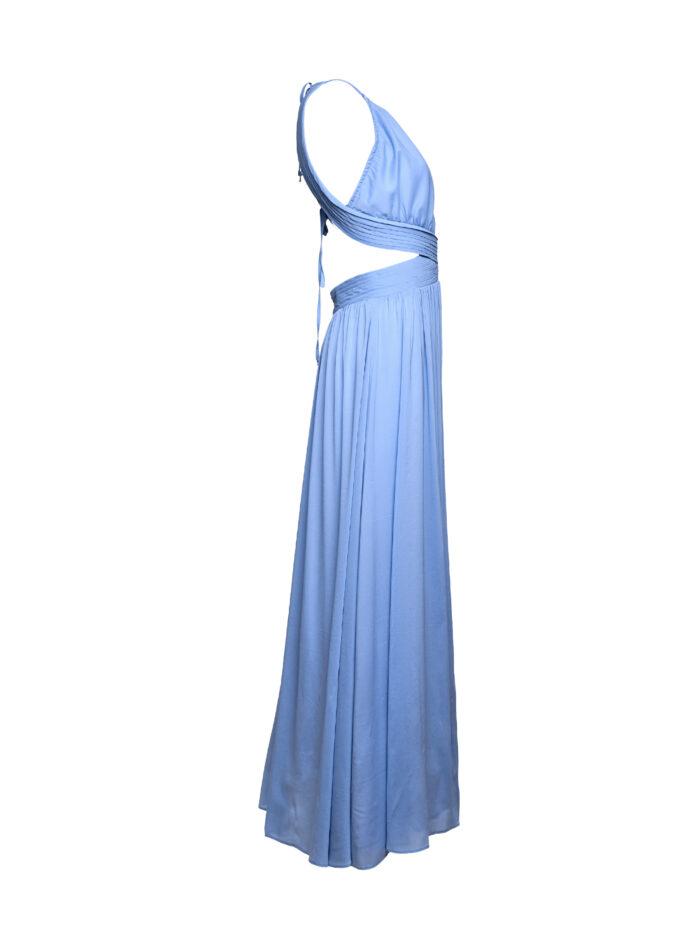 Duga plava haljina od svile sa bočne strane na beloj pozadini. Haljina je bez rukava i ima izrez sa strane