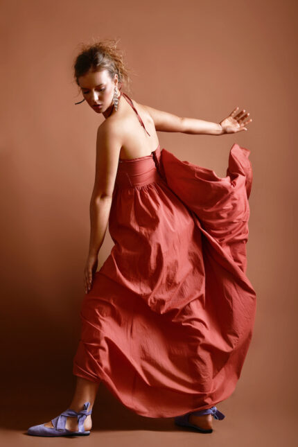 Duga haljina od puplin pamuka u izazovnoj crvenoj boji. Ima gola ramena