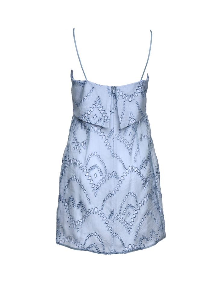 Kratka letnja haljina od organdin svile. Nežno plave boje bez rukava sa zipom pozadi.