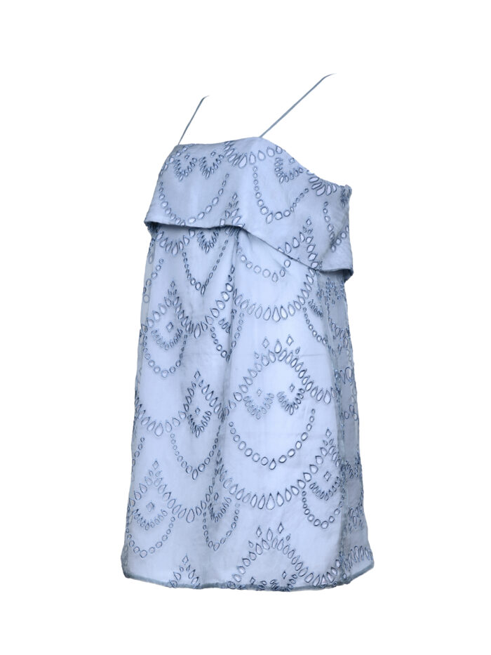 Kratka letnja haljina od organdin svile. Nežno plave boje bez rukava sa zipom pozadi.
