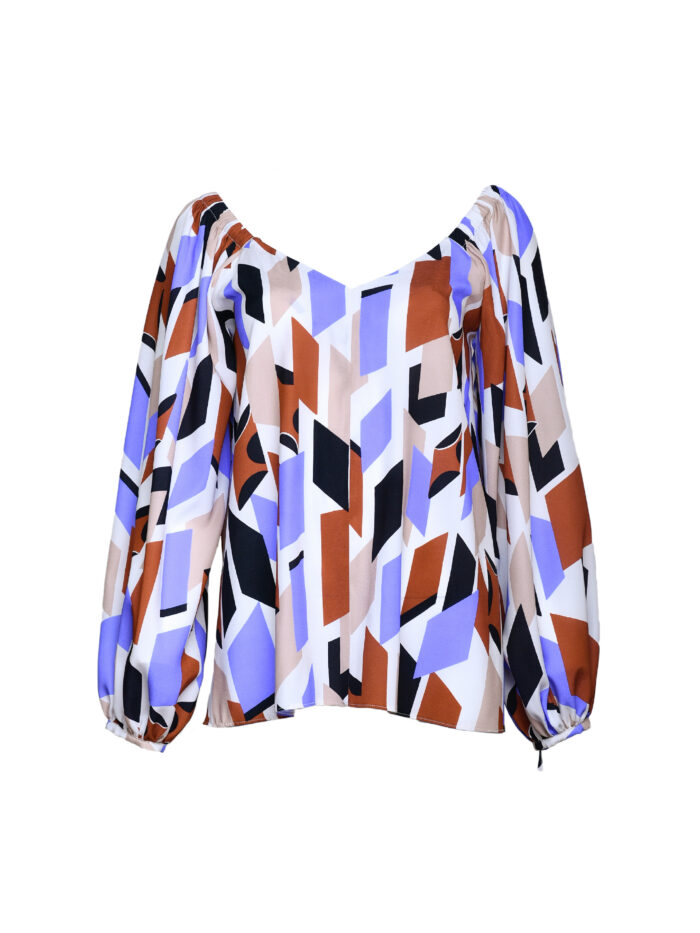 Svilena MATEA bluza u geometrijskom printu. Ima spuštena ramena i široke rukave, sa blagim V izrezom.
