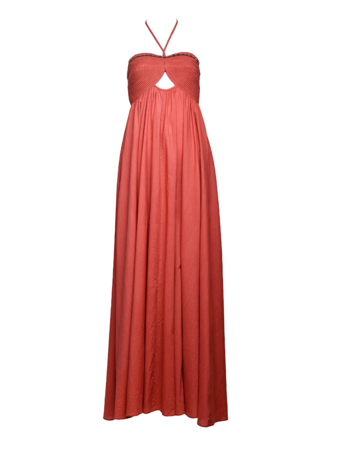 Duga letnja haljina od puplin pamuka u terakota crvenoj boji. Ima štepani korset, gola ramena i dekorativnu traku kao detalj.