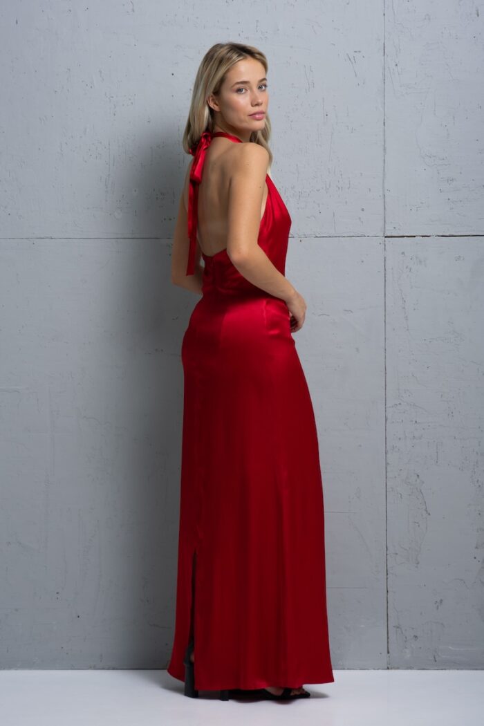 The blonde girl wears a long SIENA dress in dark red satin silk with an open back.