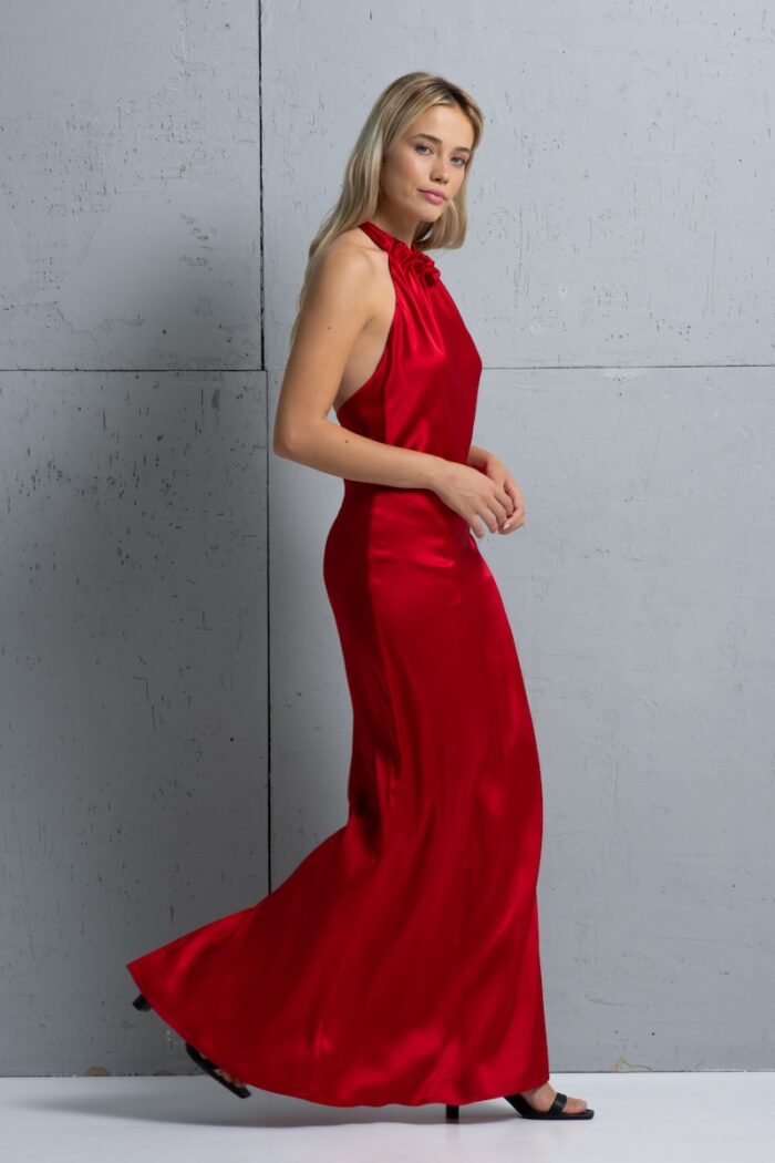 The blonde girl wears a long SIENA dress in dark red satin silk with an open back.