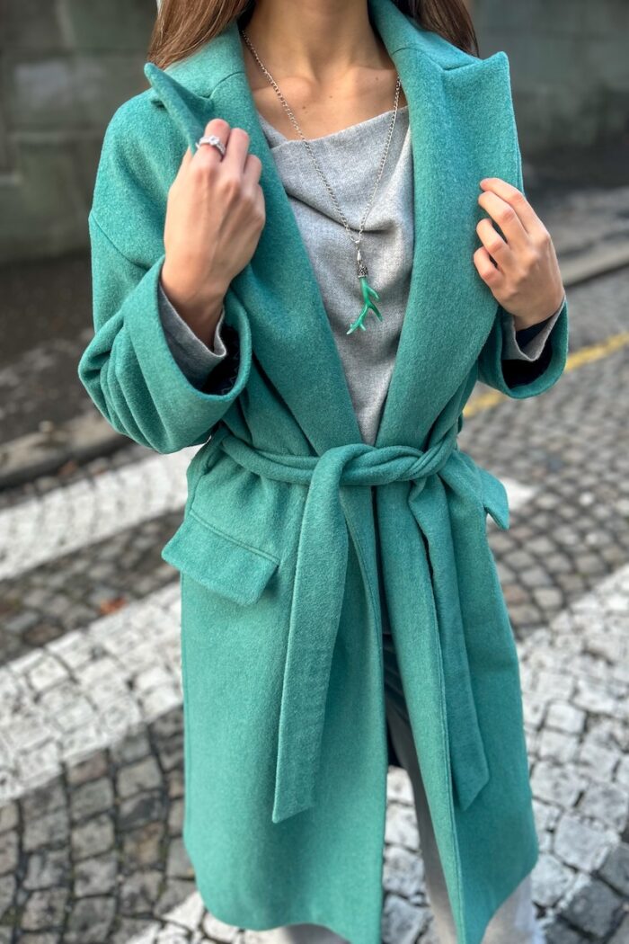 Devojka nosi zeleni CHARLOTTE kaput na vezivanje.