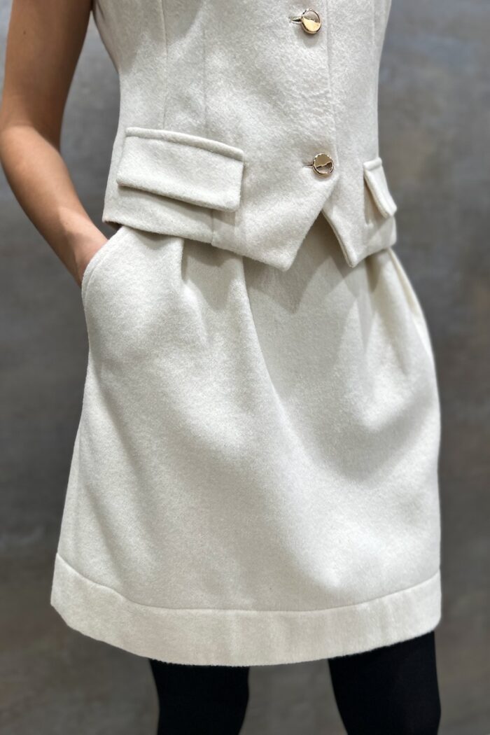 Kratka EMA suknja od krem bele vune sa faltama na prednjoj strani i ukrojenim džepovima